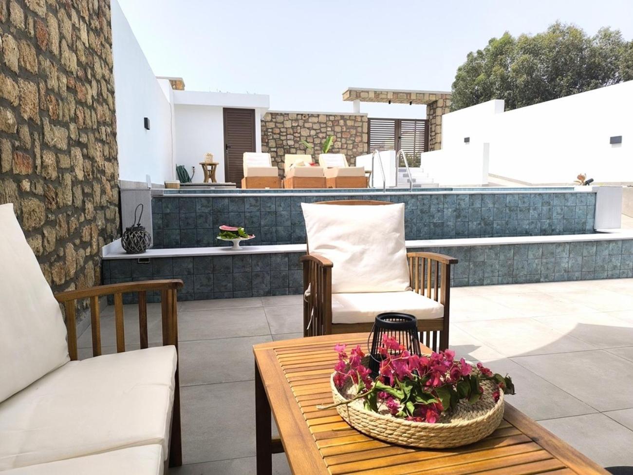 Valantina's & Mannouel Luxury Lardos